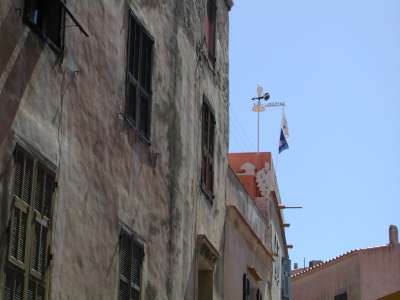 Girouette dans la rue principale de Bonifacio.