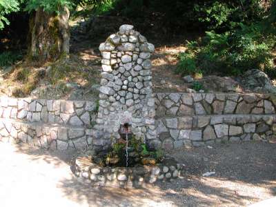 Fontaine dans la descente du col de Sévi vers Cristinacce.