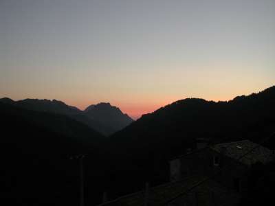 Couché de soleil vers Porto, la montagne précedente est vue de l'autre coté.
